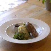 Chef Profile - The Crossing Point , Kirkby Lonsdale . Chef is called Stewart Maidstone - Blyth (correct) 

Cumberland Sausage ring with champ, and red onion gravy  (16658485)