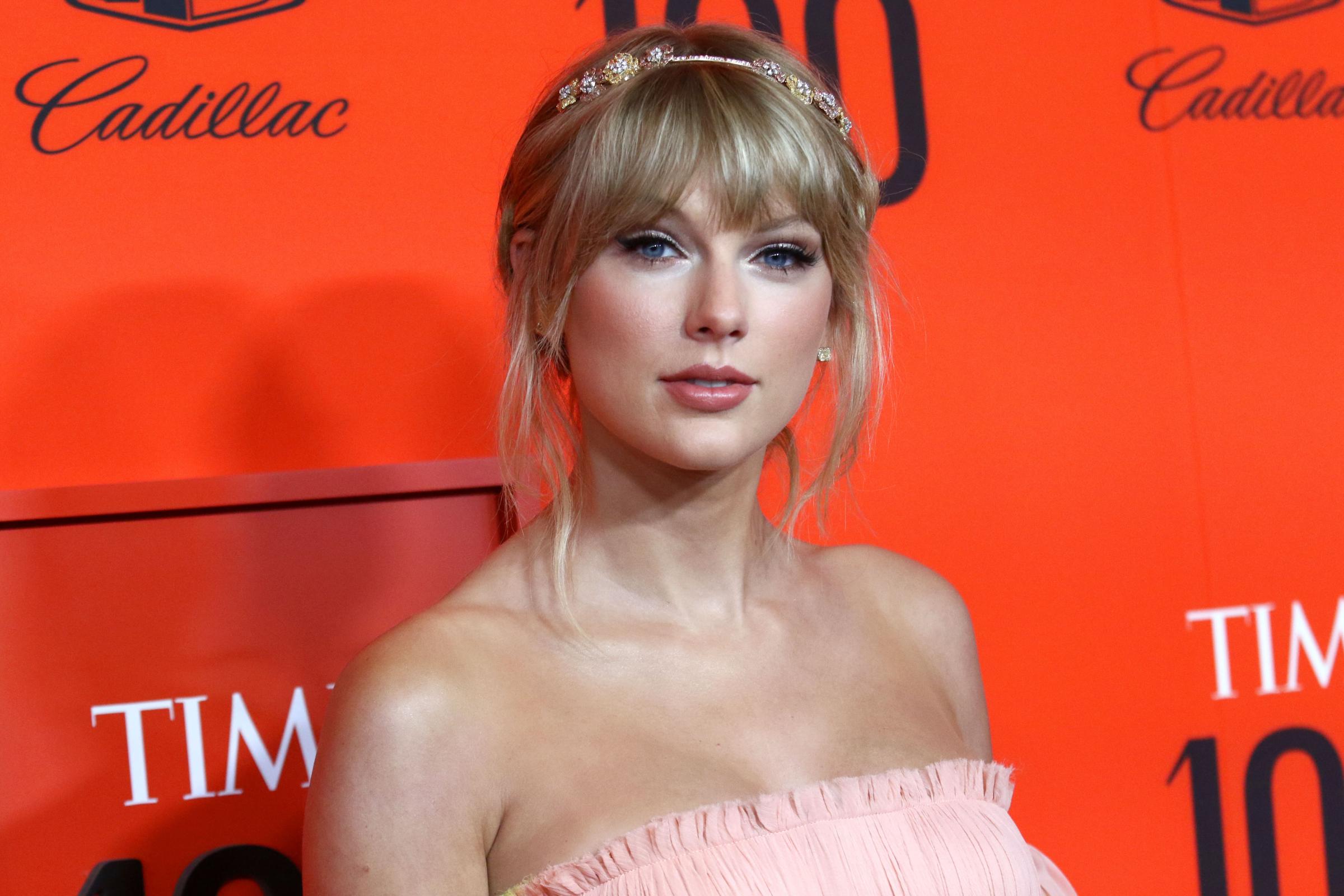 Taylor Swift’s former record label appears to allow her to perform old songs