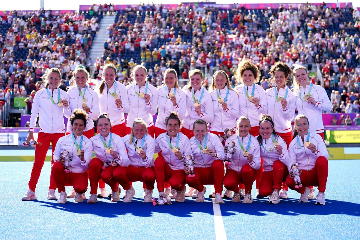 England's women's hockey team with their gold Commonwealth medals